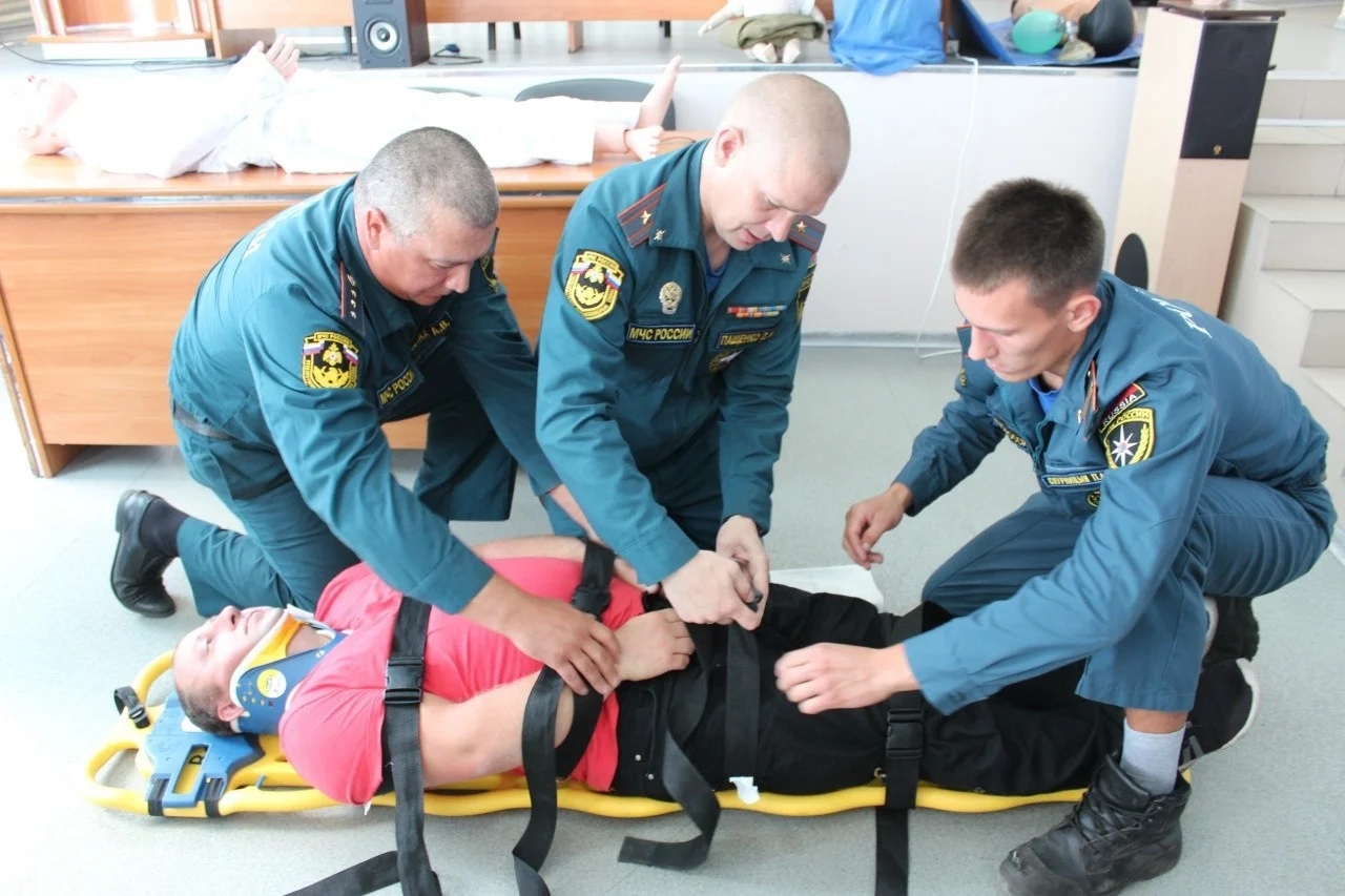 Двенадцать сотрудников МЧС отработали навыки оказания доврачебной медицинской помощи