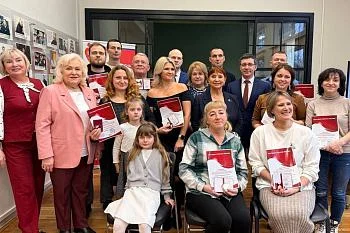 Четырнадцать добровольцев получили нагрудные знаки и удостоверения почетных доноров России Четырнадцать добровольцев получили нагрудные знаки и удостоверения почетных доноров России