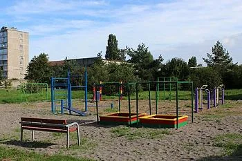 На территории лечебного учреждения в Прибрежном появилась новая детская площадка